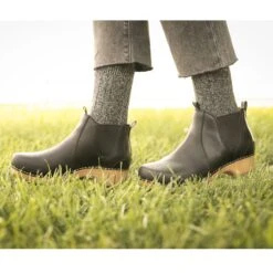 New Arrival -Dansko Stepzone Sales Store Barnes PDP Becka black onfoot