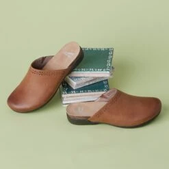 Dansko Robbie Tan Burnished Nubuck -Dansko Stepzone Sales Store S24 Roma Robbie Tan 5133 2400x2400 2d52b6fe 6720 48a2 a5ba f3640300b46a